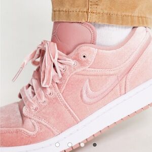 Air Jordan 1 Low SE velvet trainers
